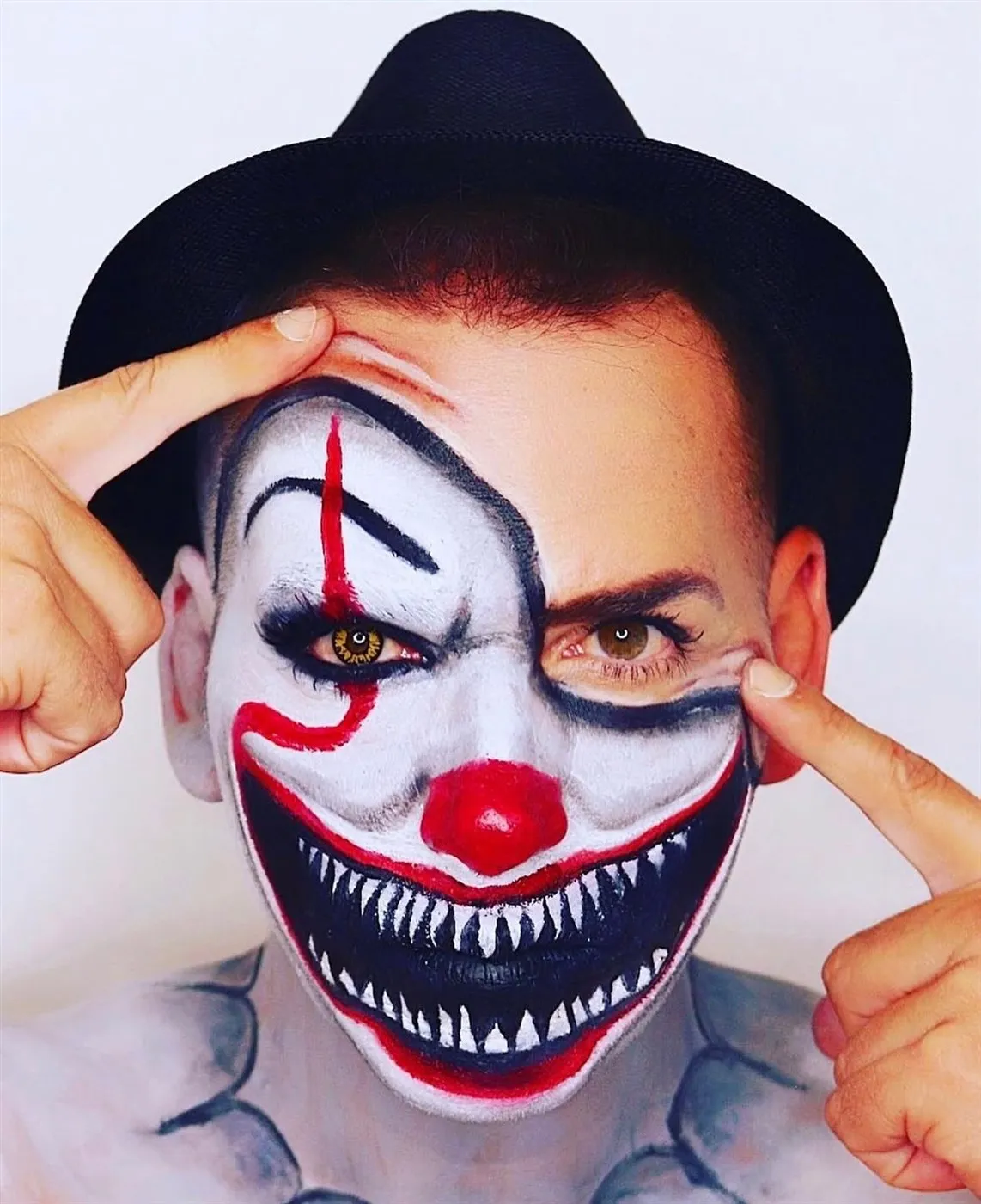 Caracterización de payaso con sombrero