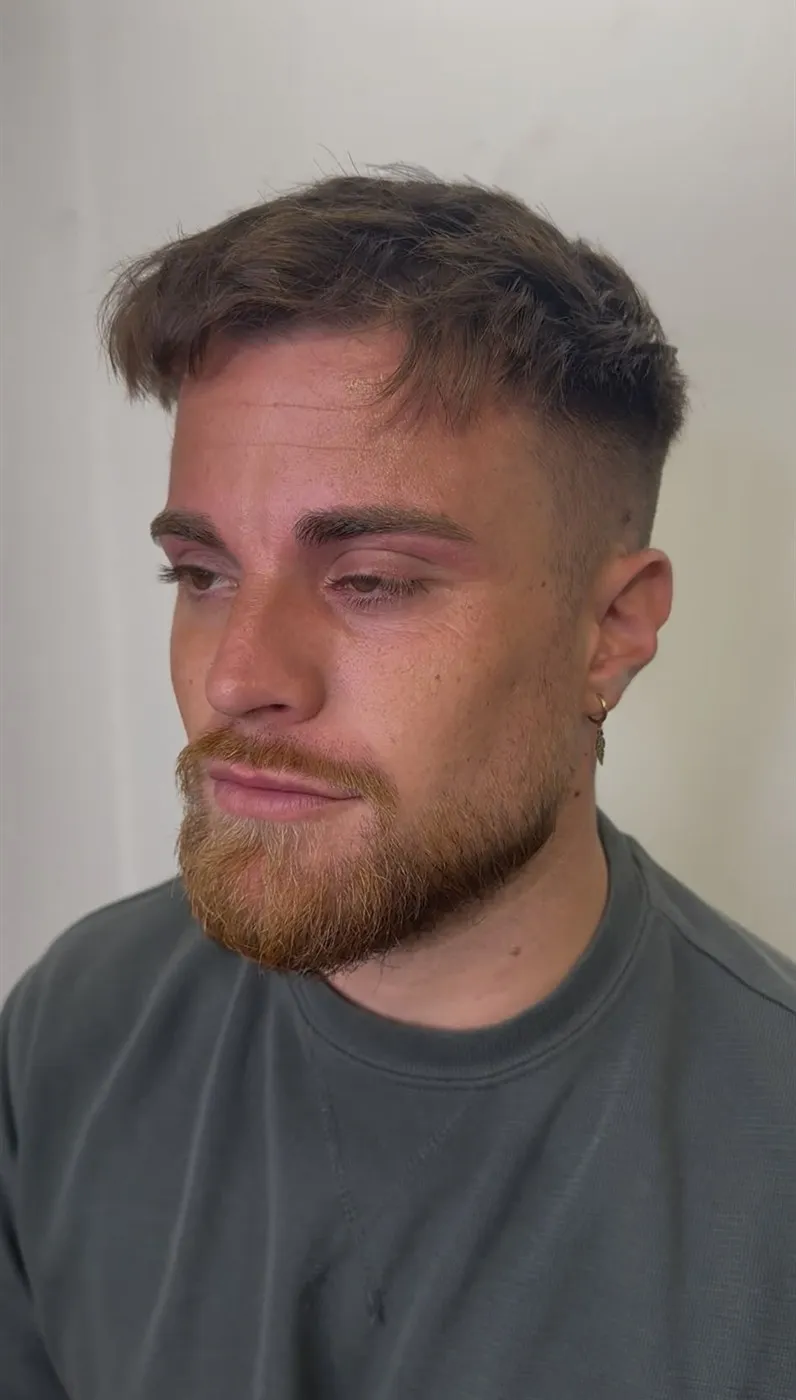 Chico con las cejas recién diseñadas y depiladas en el estudio