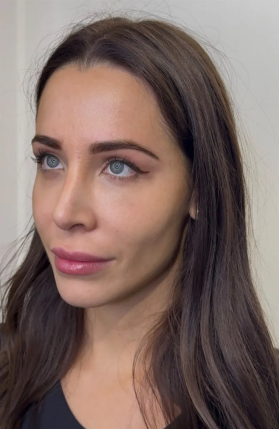 Mirada con cejas diseñadas y pestañas definidas