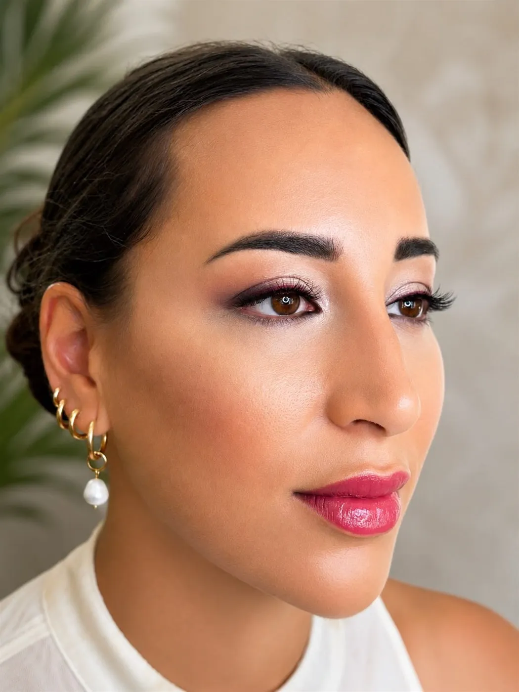 Maquillaje de invitada con ojo malva y labio rosa