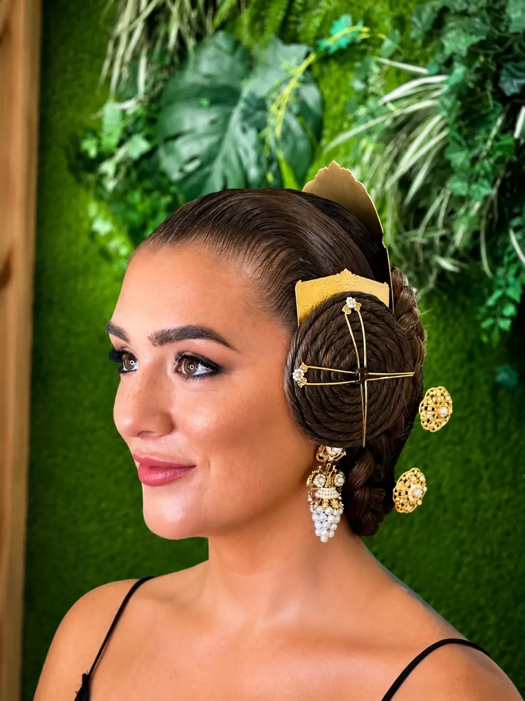 Fallera con moño, peineta y maquillaje acabado