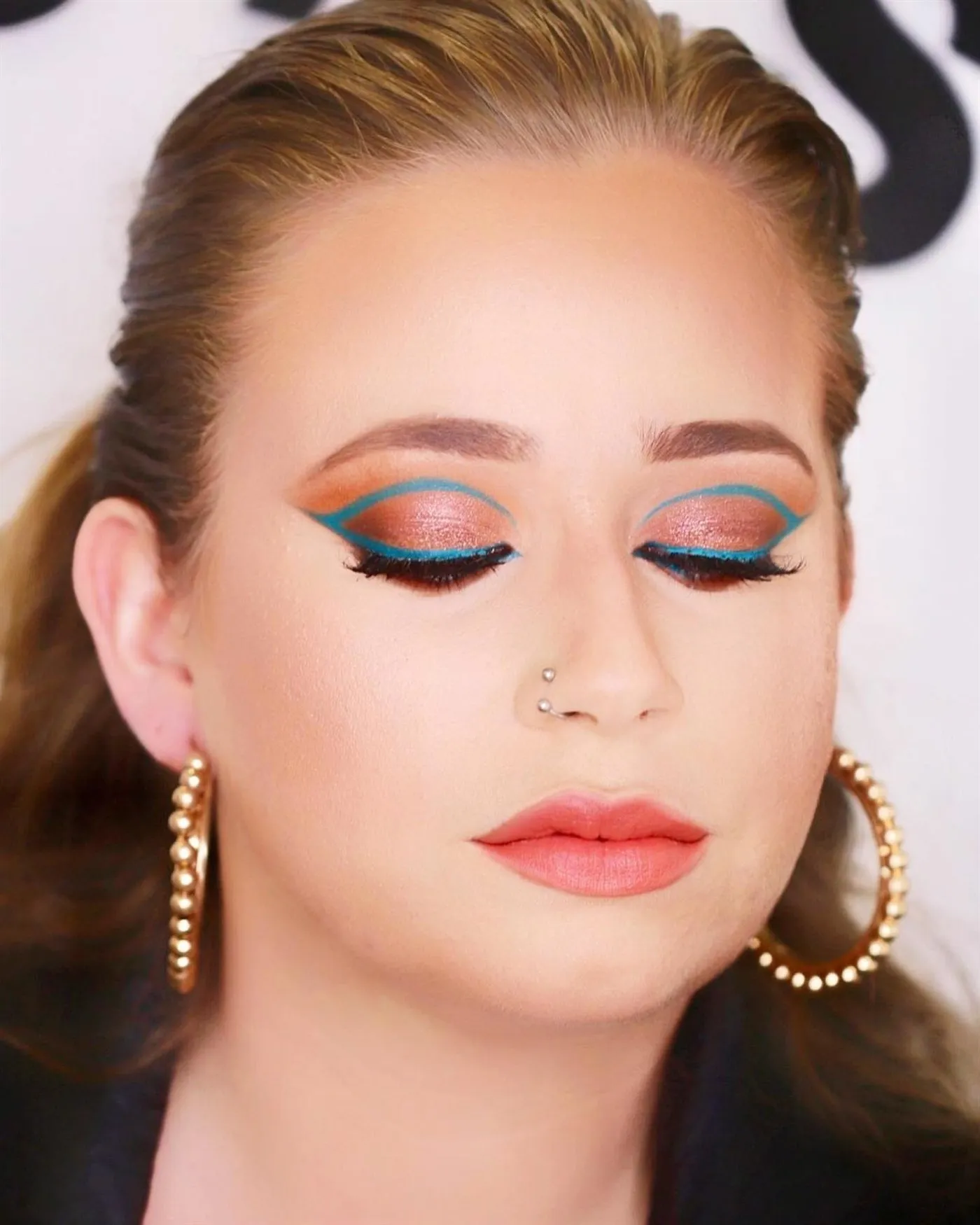 Maquillaje elegante con tonos cálidos