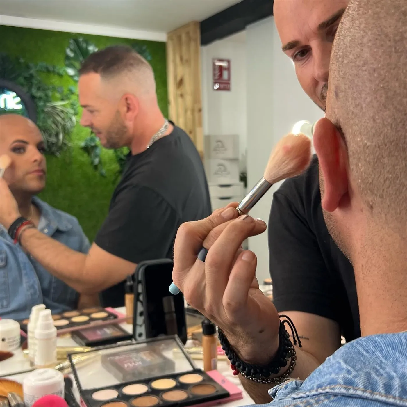 Iván Sánchez trabajando en su estudio de belleza