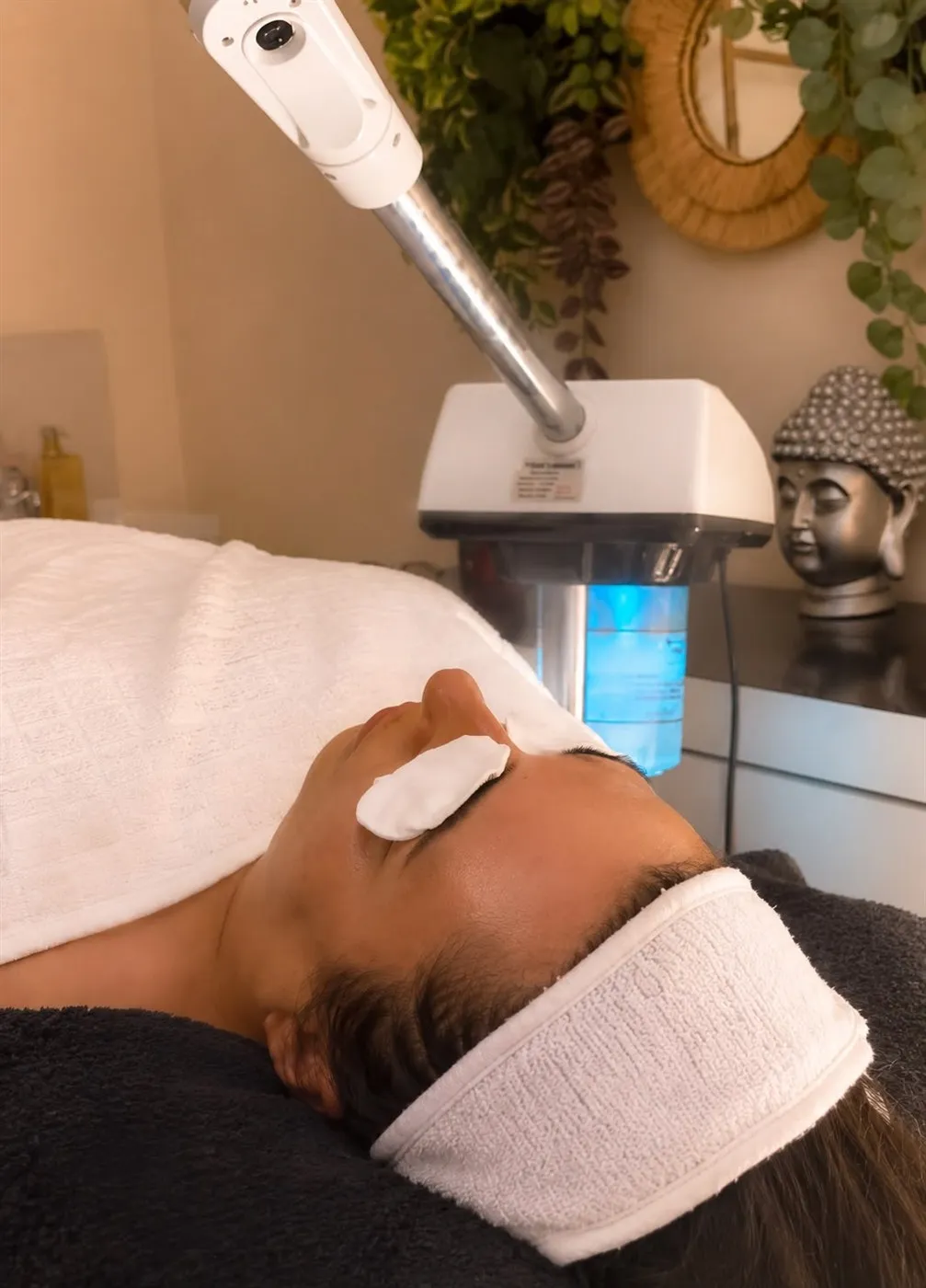 Limpieza facial en la camilla del estudio
